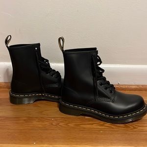 NWOT Doc Martens boots black size 7. Nearly perfect condition.